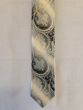 Elegant Paisley Silk Tie in Gold and Black Mario Ferrari Professional Elegant